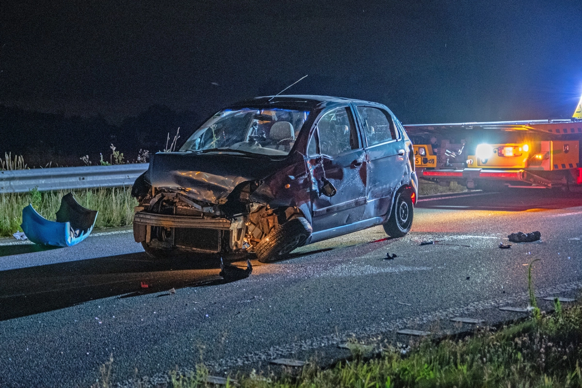 Automobiliste vliegt over de kop op N381 bij Donkerbroek