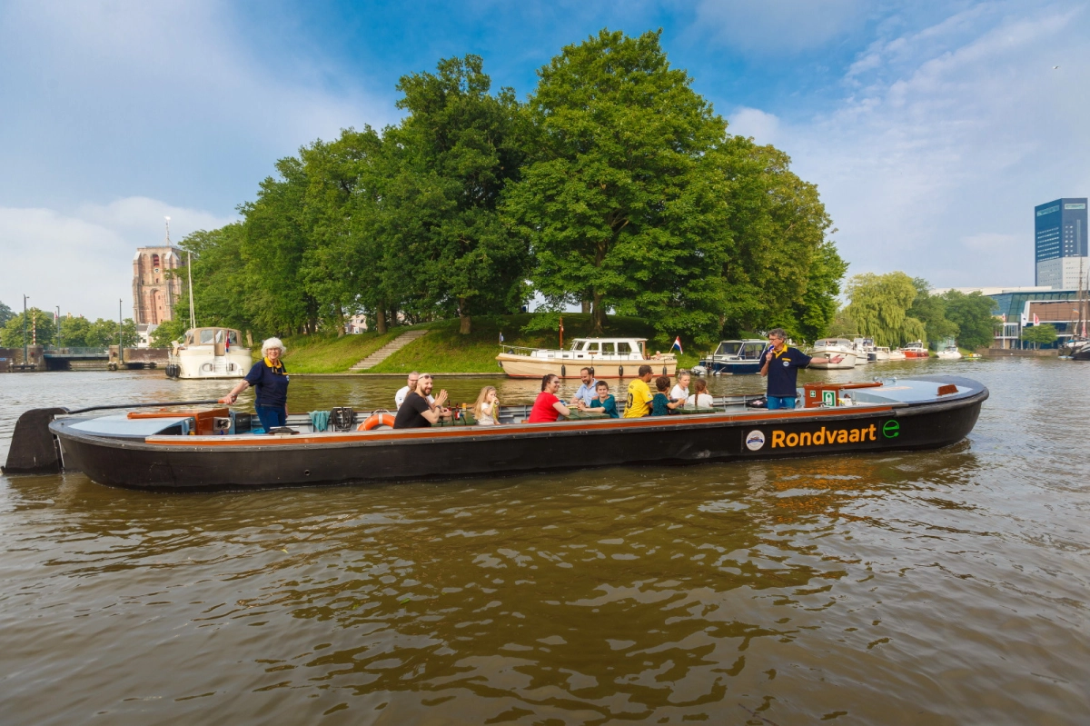 Praamvaren naar het Leeuwarder bos