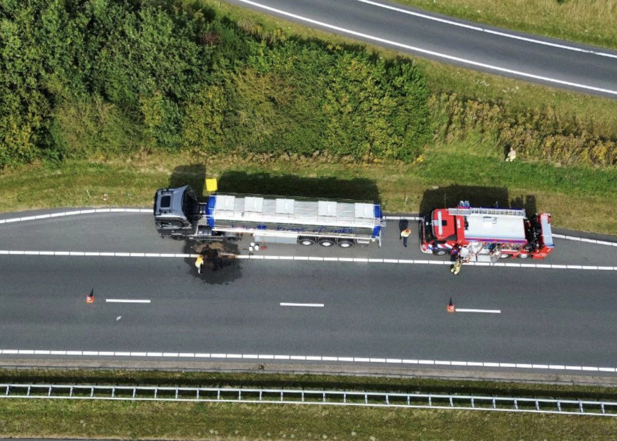 Brandweer schiet lekkende vrachtauto te hulp op Wâldwei