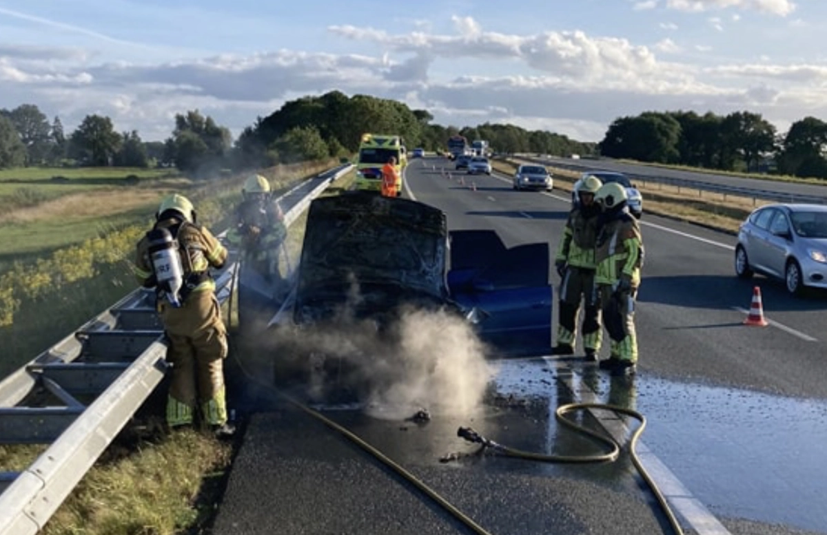 Auto vliegt in brand na botsing met vrachtwagen op A7