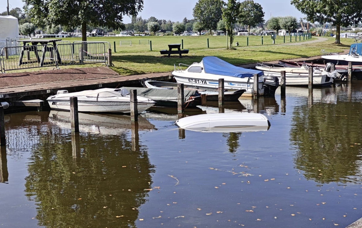 Auto gaat kopje onder in haven van Eastermar