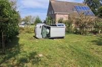 Auto vliegt over de kop en eindigt in tuin