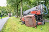 Trekker gekanteld na uitwijkmanoeuvre voor vrachtwagen