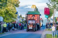 Versierde wagens trekken veel bekijks in Kollumersweach