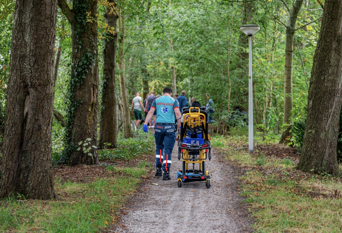 Man gewond na val in slootje langs wandelpad