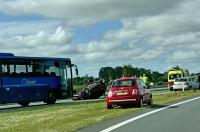 Auto op de kop op Wâldwei (N31) bij Garyp