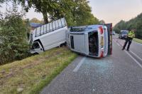 Busje met aanhanger vliegt over de kop bij Kollum