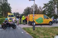 Crossbrommer in botsing met pakketbezorger