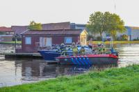 Woonark op drift op Prinses Margrietkanaal