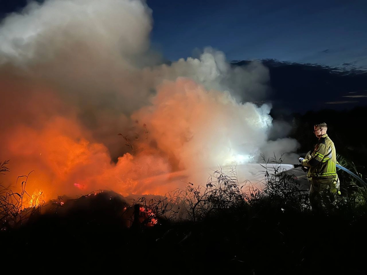 Hooibrand geblust aan Marwei in Jistrum