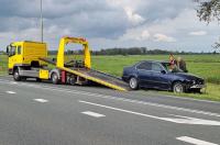 Auto ramt hekwerk en belandt aan andere kant Bregeloane