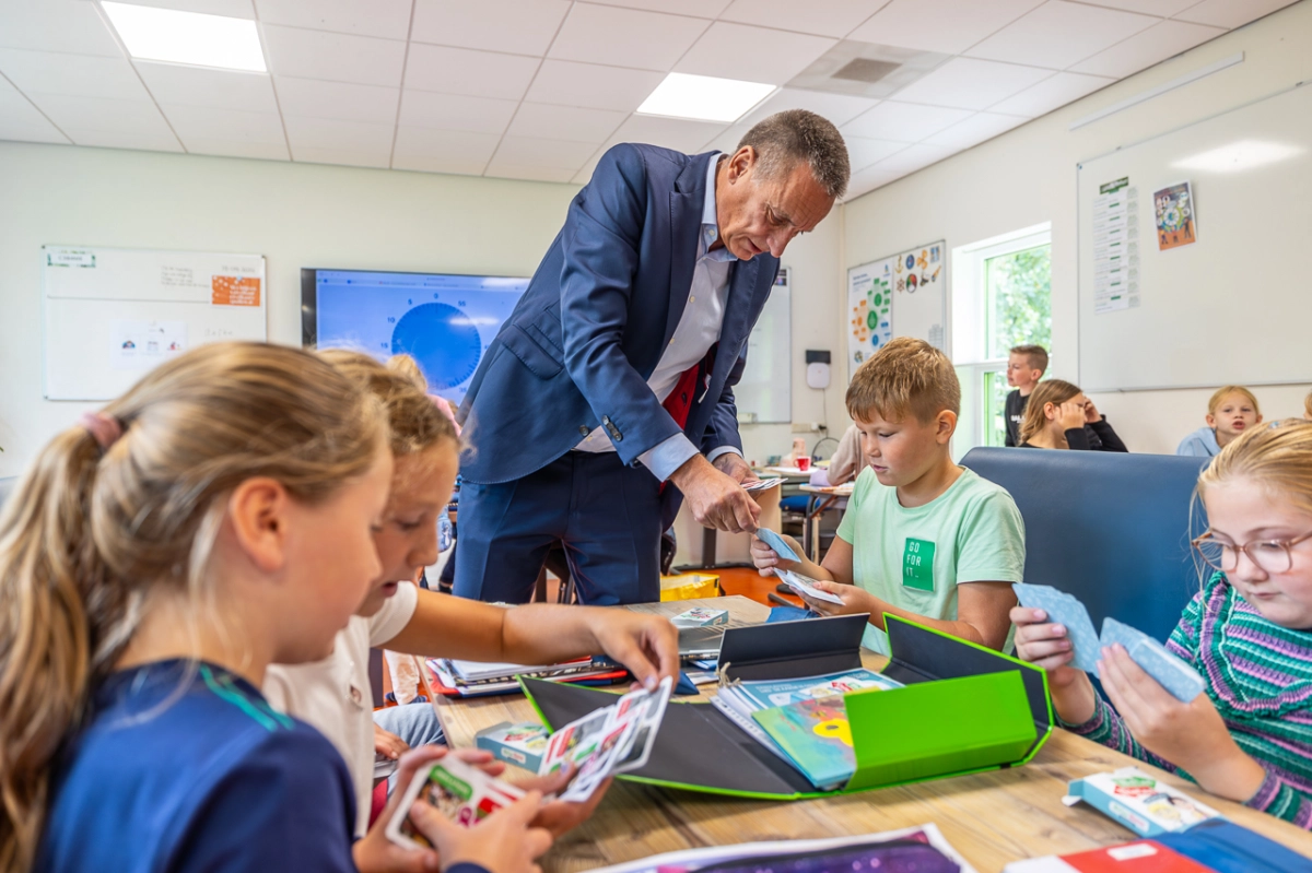 Wethouder in gesprek met leerlingen van De Wâldiik over Global Goals