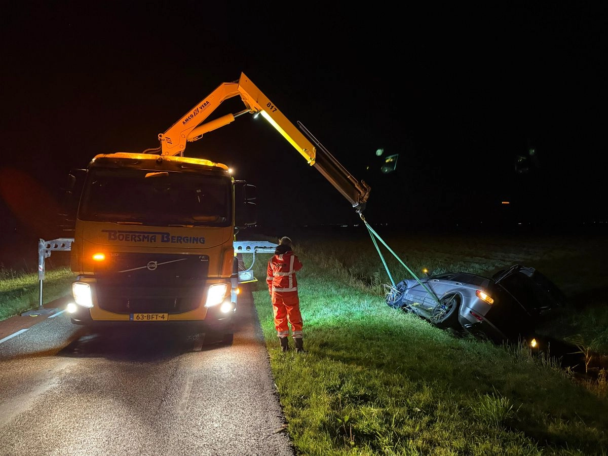 Auto belandt in de sloot bij Hiaure